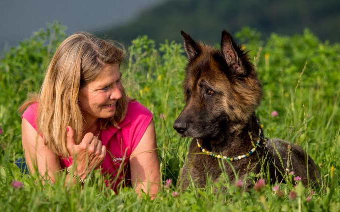Sybille Aeschbach mit ihrem deutschen Schäferhund