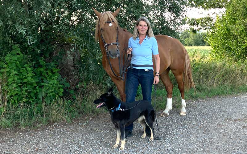 Sybille Aeschbach mit ihrem Pferd und Hund