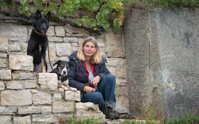 Sybille Aeschbach mit ihren Hunden